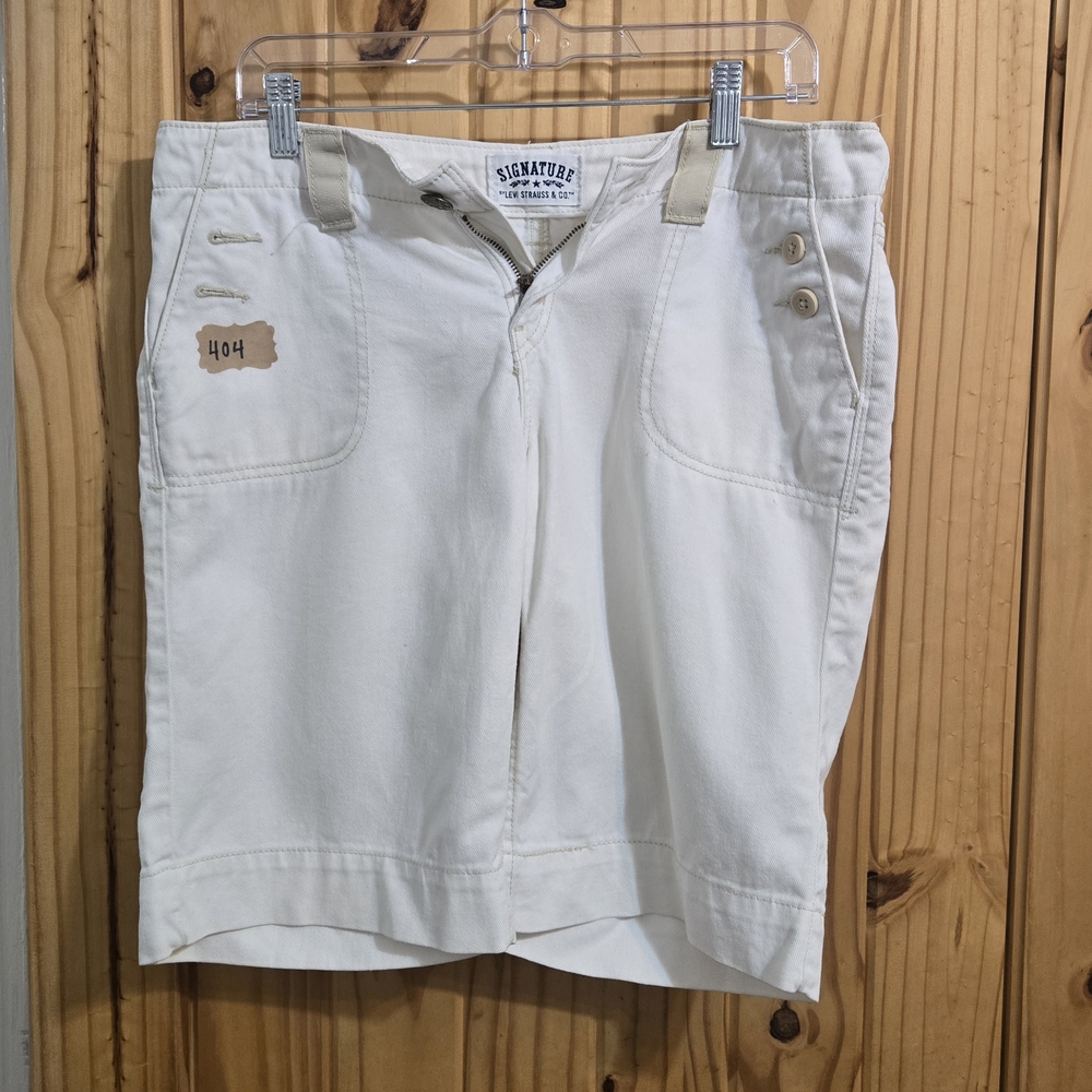 Levi's Women's Bermuda Shorts Size 6 Mid Rise‎ Cream Denim Button Pockets NEW